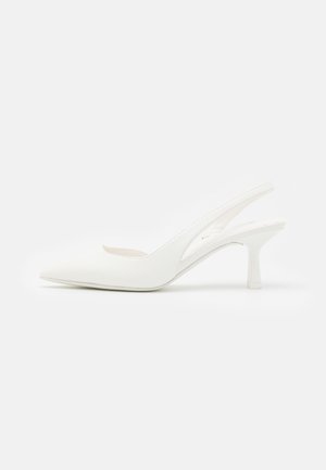 Białe syntetyczne sandały na obcasie typu slingback, z ostrym noskiem i obcasem średniej wysokości. Gładka tekstura z minimalnym detalem szwów.