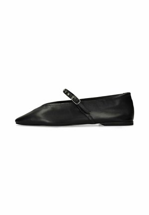 Zwarte puntige platte schoen met een enkele verstelbare band en gesp, gemaakt van glad leer, shown vanuit een zijaanzicht op een witte achtergrond.