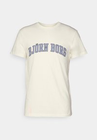 Krämfärgad bomulls-t-shirt med rund halsringning och korta ärmar, prydd med ett stort blått tryck "BJÖRN BORG" över bröstet.