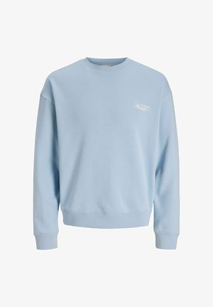 Hanorac albastru deschis cu guler rotund, mâneci lungi și text mic alb cu logo pe partea stângă sus a pieptului.