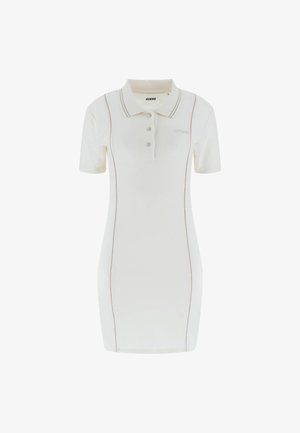 Kurzarmpolokleid in Creme mit strukturierter Oberfläche. Es verfügt über eine Knopfleiste, kontrastierende beige Nähte und ein kleines Logo auf der Brust.