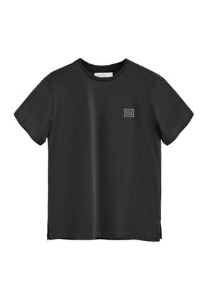 T-shirt nera in cotone con maniche corte, colletto rotondo e spacchi laterali. Presenta un piccolo etichetta quadrata sul petto con la scritta "POLO CLUB".