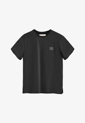 Camiseta de algodón negra con mangas cortas, cuello redondo y aberturas laterales. Cuenta con una pequeña etiqueta cuadrada en el pecho con el texto "POLO CLUB".