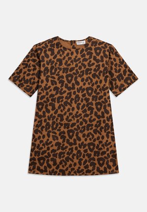 Hnedá krátka košeľa s nepravidelným leopardím vzorom tmavohnedej farby, okrúhlym výstrihom a zapínaním na zips na chrbte.