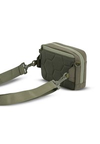 Borsa a tracolla verde in tessuto con texture esagonale, forma rettangolare, chiusura superiore con zip e tracolla regolabile. Accessori in colori abbinati.
