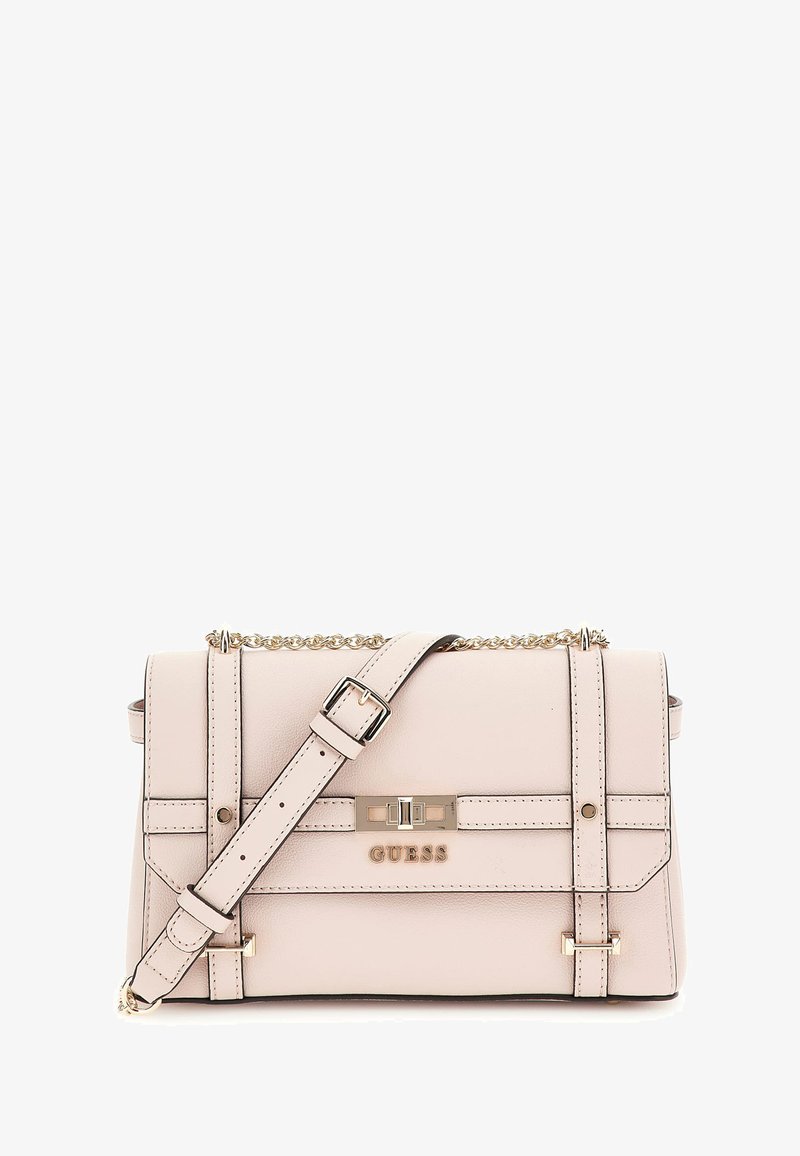 Borsa a tracolla in similpelle color blush con hardware dorato, accentata da una catena, con tracolla regolabile e una fibbia decorativa frontale.