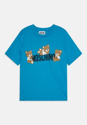 Tirkizna majica kratkih rukava od pamuka, s tri ilustracije smešnih medveda i rečju "MOSCHINO" u podebljanim crnim slovima.