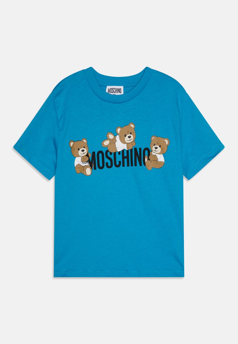Turkis kortærmet T-shirt lavet af bomuld, med tre illustrationer af brune bjørne og ordet "MOSCHINO" i fede sorte bogstaver.