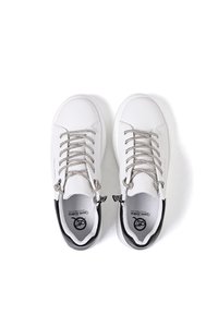 Sneakers bianchi con tomaia in pelle liscia, lacci argentati metallici e dettagli neri sul tallone. Presentano una punta arrotondata e colletto imbottito.