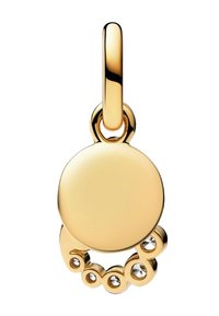 Goldfarbener Anhänger mit einer glatten, runden Scheibe und einer strukturierten Schlaufe aus kleinen klaren Kristallen darunter. Minimalistisches Design und polierte Oberfläche.