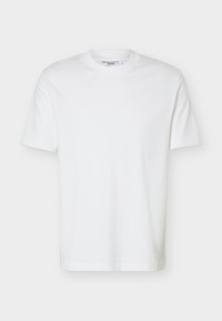 Απλό λευκό κοντομάνικο T-shirt με στρογγυλή λαιμόκοψη και ετικέτα που δείχνει "Marc O’Polo DENIM" μέσα στον γιακά.