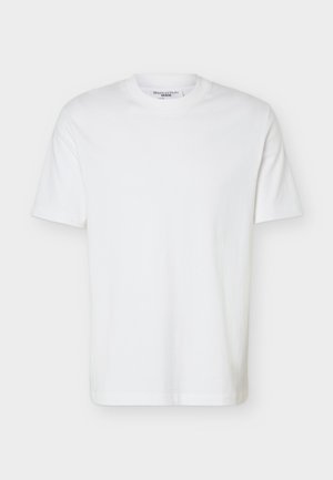 Preprosta bela majica s kratkimi rokavi in okrolim izrezom, z etiketo "Marc O’Polo DENIM" na notranji strani ovratnika.