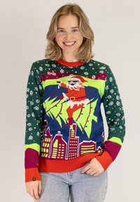 Strickpullover mit einem bunten Design von Santa, grünen Bäumen und Skyline der Stadt. Grüner Grundton mit roten und lila Akzenten, gerippte Bündchen.