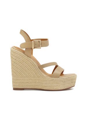 Sandale à talon compensé beige avec une plateforme en espadrille texturée, dotée de deux fines lanières et d'une sangle de cheville réglable avec une boucle métallique.