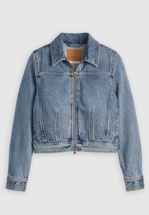 Giacca di jeans azzurro chiaro con chiusura a zip, colletto a punta e due tasche frontali. Presenta dettagli cuciti e un taglio corto.