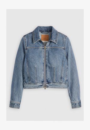 Giacca di jeans azzurro chiaro con chiusura a zip, colletto a punta e due tasche frontali. Presenta dettagli cuciti e un taglio corto.