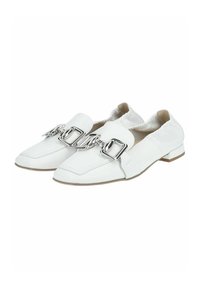 Bílé kožené slip-on boty se čtveratou špičkou, elastickým zadečkem a velkým stříbrným přezkovým detailem. Plochá podrážka s minimalistickým designem.