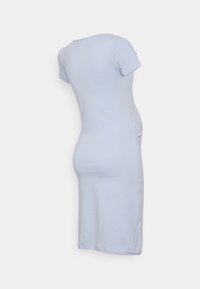 Světle modré šaty s krátkým rukávem vyrobené z měkké tkaniny. Úzký střih s nařasením na boku, délka ke kolenům a jednoduchý kulatý výstřih.