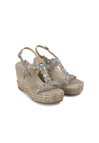 Sandales à talon compensé avec une semelle en jute tressé et un dessus doré métallique, présentant une sangle décorative ornée de strass multicolores.