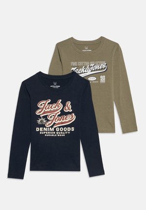 Δύο μακρυμάνικα πουκάμισα Jack & Jones, ένα μαύρο με μεγάλο λογότυπο και κείμενο, ένα ελιάς με μικρότερο τυπωμένο κείμενο, τοποθετημένα επίπεδα σε λευκό φόντο.