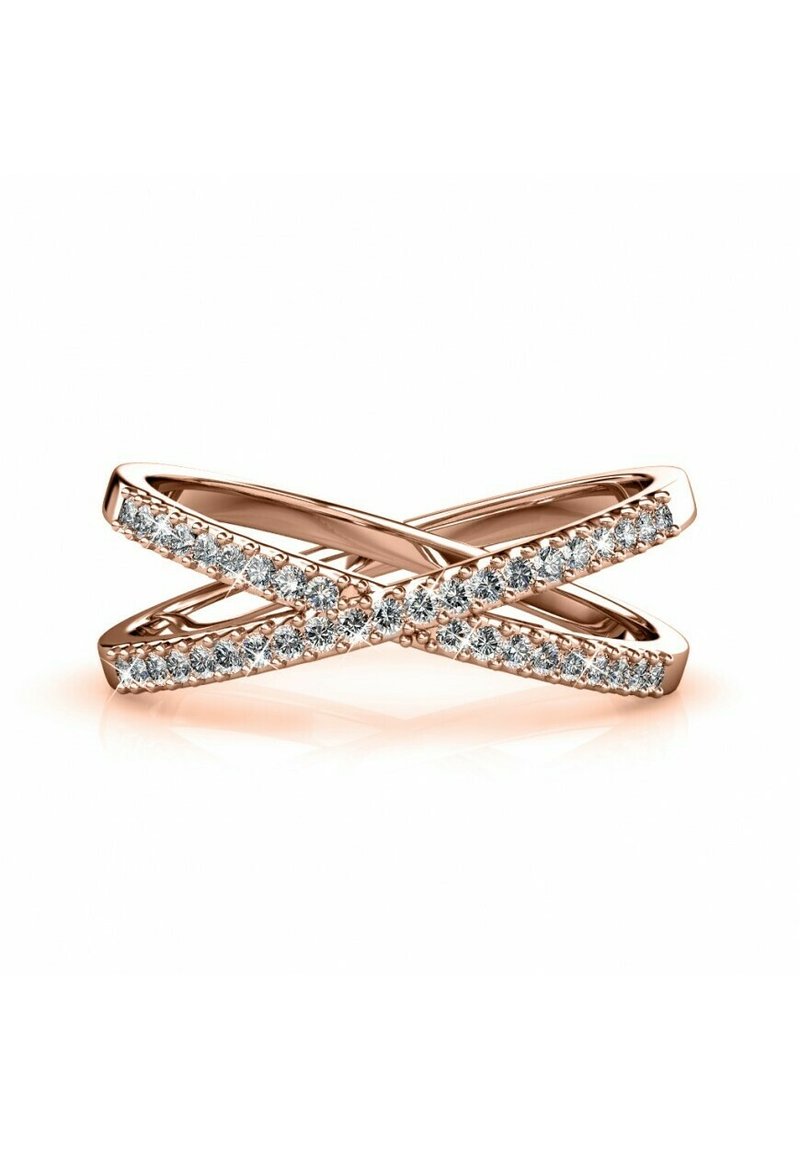 Anello in oro rosa con design intrecciato, caratterizzato da una fila di pietre trasparenti e scintillanti lungo ciascun bracciale, creando un effetto testurizzato e luccicante.