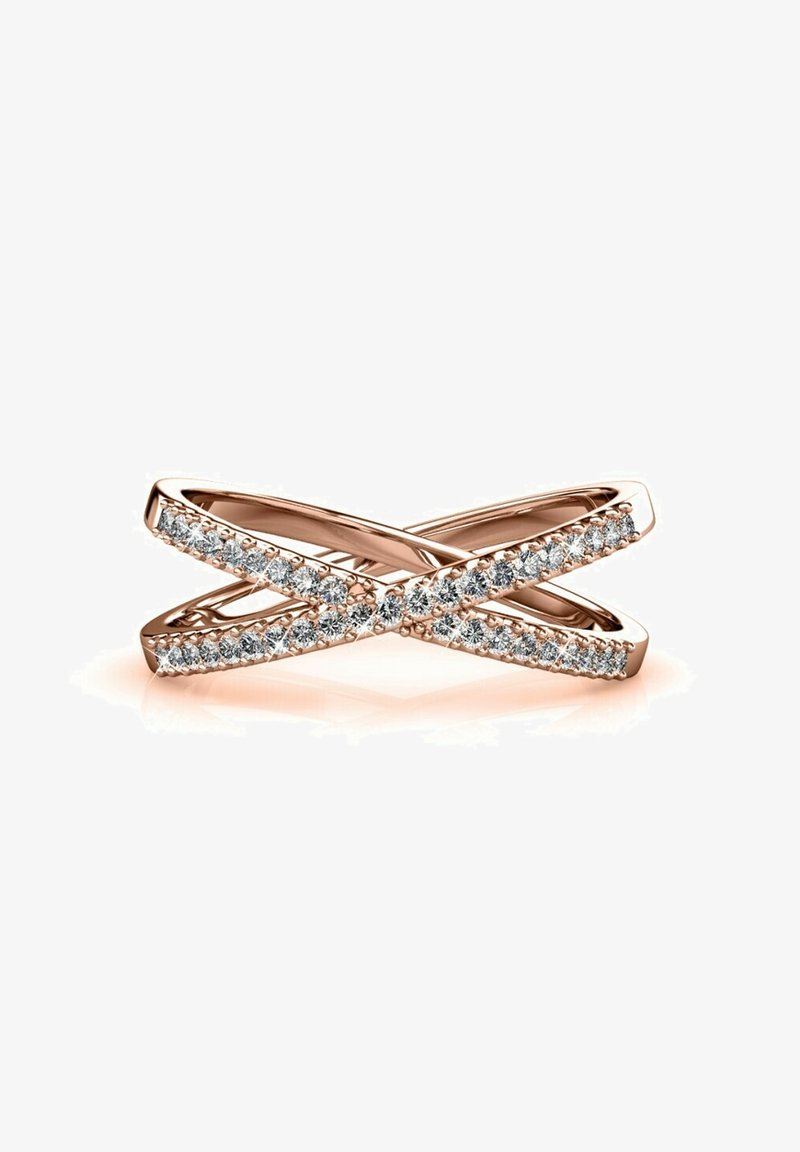 Anello in oro rosa con design intrecciato, caratterizzato da una fila di pietre trasparenti e scintillanti lungo ciascun bracciale, creando un effetto testurizzato e luccicante.