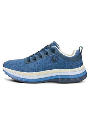Niebieski sneaker sznurowany z miękką podeszwą w odcieniach niebieskiego i białego, z pętelką na pięcie i małym czarnym logo po boku.