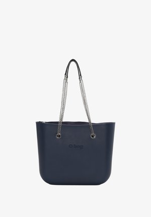 Mørkeblå tote bag lavet af blødt gummi med en rund form. Har sølvfarvede kædehåndtag og et diskret præget logo på forsiden.