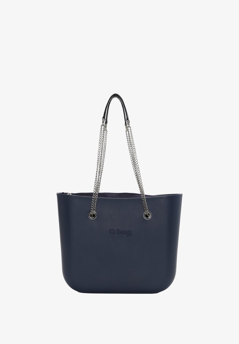 Námořnická modrá nákupní taška vyrobená z měkké gumy s kulatým tvarem. Obsahuje stříbrné řetízkové uši a jemně embosované logo na přední straně.