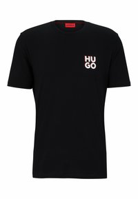 Zwart korter mouw T-shirt met ronde hals, voorzien van het "HUGO" logo in wit en rood op de linkerborst en een rood merketiket binnenin de kraag.