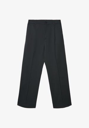 Pantaloni neri su misura con pieghe frontali, passanti per cintura, tasche laterali e chiusura con bottone in vita, mostrati distesi su uno sfondo bianco.