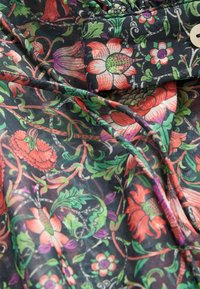 Next SHEER TIE FRONT LONG SLEEVE - Blúzka - william morris collection green floral print