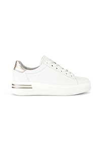 Weiße Ledersneaker mit glatter Oberfläche, Schnürdesign, metallisch goldener Akzent an der Ferse und dicke weiße Sohle mit goldenen Streifen.