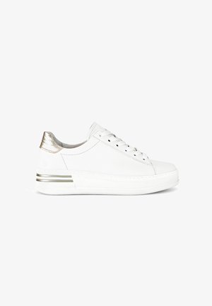 Weiße Ledersneaker mit glatter Oberfläche, Schnürdesign, metallisch goldener Akzent an der Ferse und dicke weiße Sohle mit goldenen Streifen.