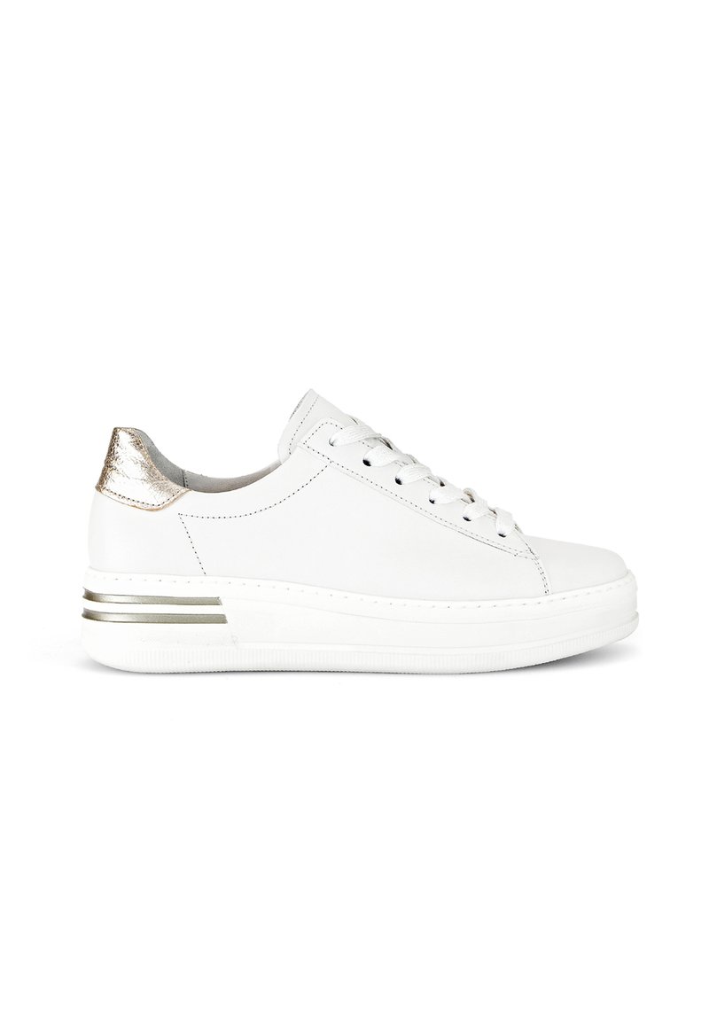 Weiße Ledersneaker mit glatter Oberfläche, Schnürdesign, metallisch goldener Akzent an der Ferse und dicke weiße Sohle mit goldenen Streifen.