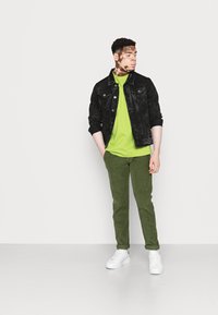 Weekday T-shirt básica - bright green