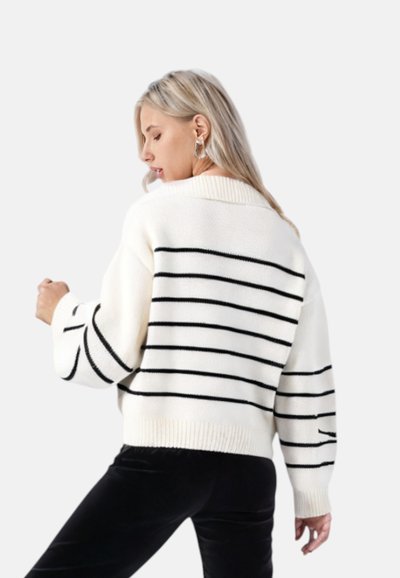 Maglione a maglia in crema con strisce nere orizzontali, caratterizzato da un ampio colletto e maniche morbide, realizzato in un tessuto morbido e testurizzato.