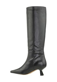 Bota de cuero negro hasta la rodilla con punta afilada, tacón kitten en ángulo y textura suave, que presenta costuras mínimas y un diseño elegante.