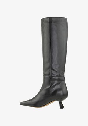 Bota de cuero negro hasta la rodilla con punta afilada, tacón kitten en ángulo y textura suave, que presenta costuras mínimas y un diseño elegante.