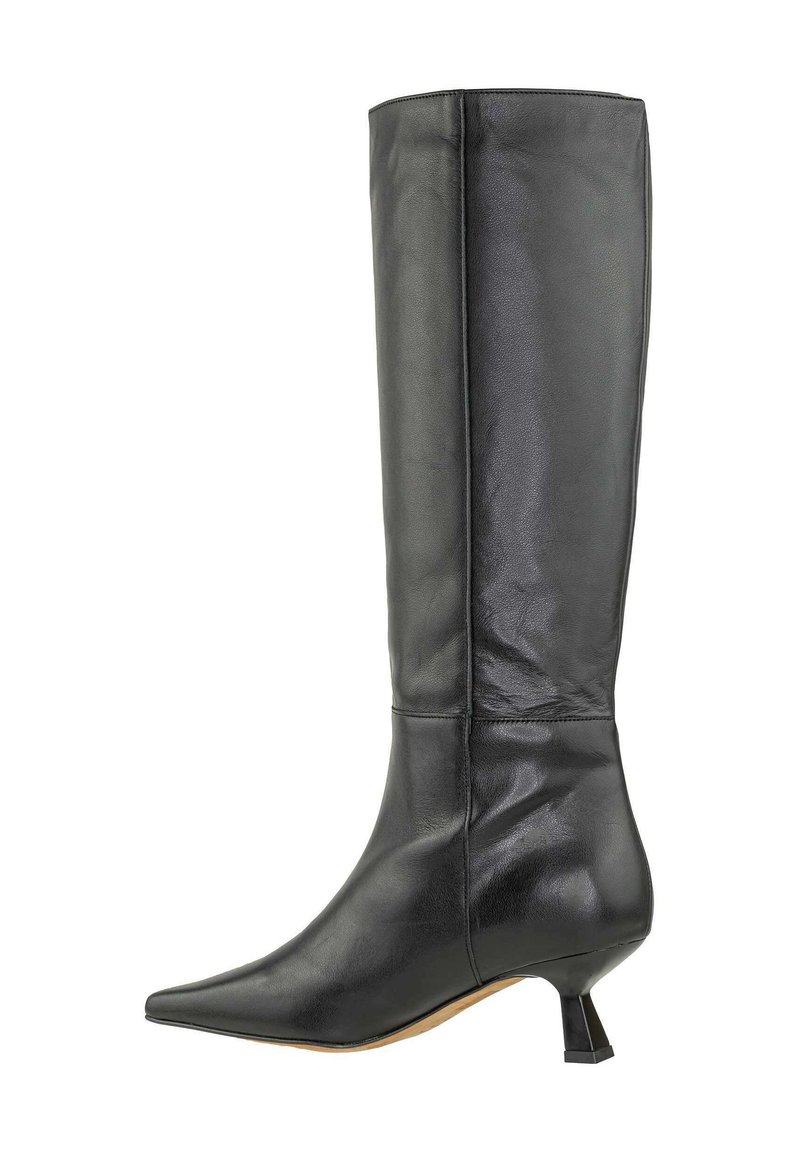 Bota de cuero negro hasta la rodilla con punta afilada, tacón kitten en ángulo y textura suave, que presenta costuras mínimas y un diseño elegante.