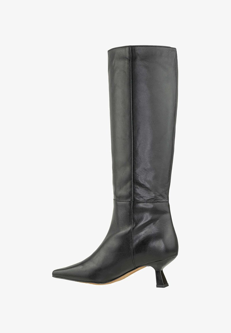 Bota de cuero negro hasta la rodilla con punta afilada, tacón kitten en ángulo y textura suave, que presenta costuras mínimas y un diseño elegante.