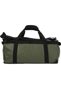 Olivgrön duffelväska med svarta accenter, tillverkad av slitstarkt material. Har dubbla bärhandtag och en justerbar axelrem.
