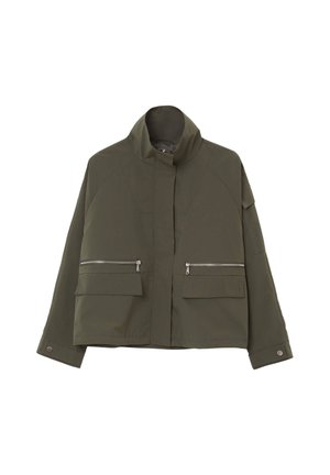 Veste cropped vert olive avec un col haut, fermeture éclair à l'avant couverte par un rabat, deux poches zippées à l'avant, et manches avec boutons-pression.