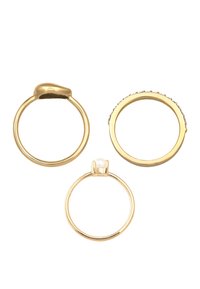 Set aus drei Goldringen mit einem glatt polierten Design, einer mit einem Perlenakzent, einer mit einem strukturierten Band und einer mit kleinen Steinen.