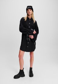 Karl Lagerfeld Jeans TIED-SLEEVE DENIM - Denimové šaty - washed black