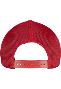 Rød mesh baseball cap med buet skygge, der har en plastik snapback lukning bagpå. Teksturen er åndbar og let.