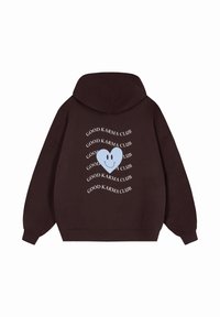 Sudadera marrón con un gráfico de un corazón sonriente y el texto repetido "GOOD KARMA CLUB" en blanco. Ajuste suave y relajado con una gran capucha.