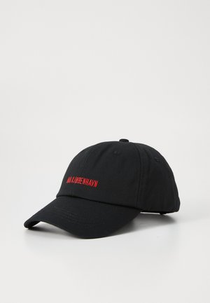 Boné de beisebol preto feito de tecido, apresentando o texto bordado em vermelho "ON KØBENHAVN" na frente. Visor curvado e design de seis painéis.