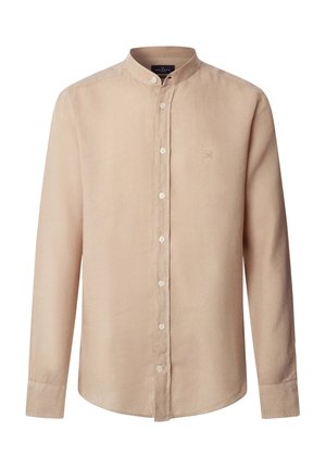 Beige overhemd met lange mouwen, knoopsluiting, mandarijnkraag en een klein geborduurd logo op de linkerbovenborst.