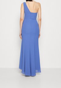 Jednobodová modrá róba s A-silhouette, vyrobená z hladkého materiálu. Má zip na zádech a volnou sukni.